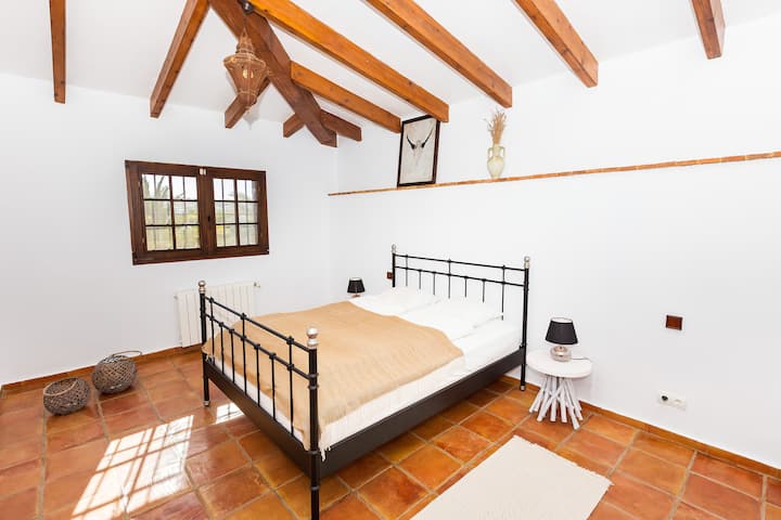 Dormitorio principal (2) con una cama doble y vestidor