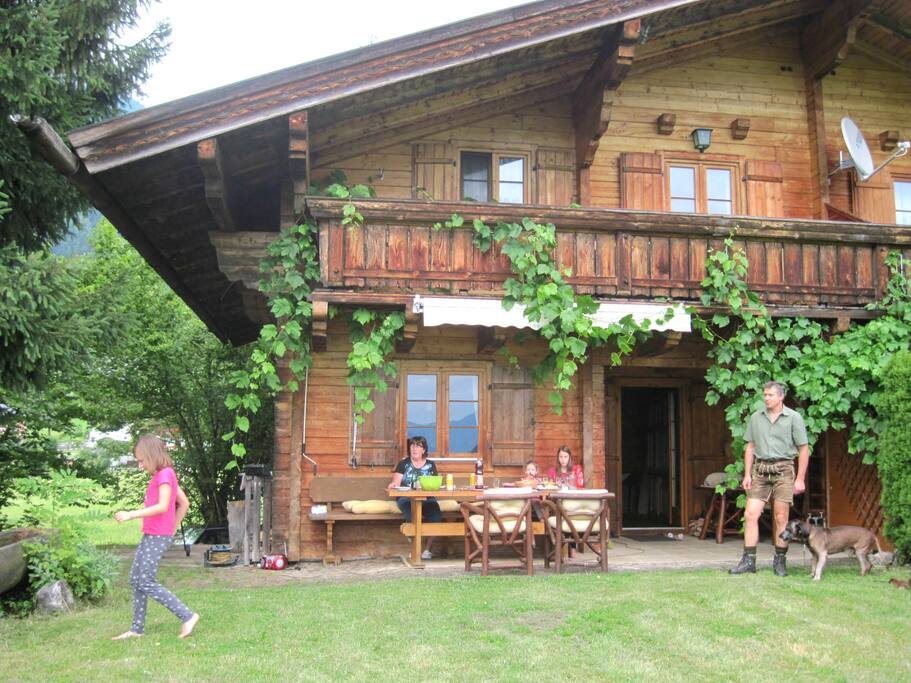 Schöne Terrasse mit Möglichkeit zum Grillen, uriger Holzbrunnen und wunderschöne Aussicht.
