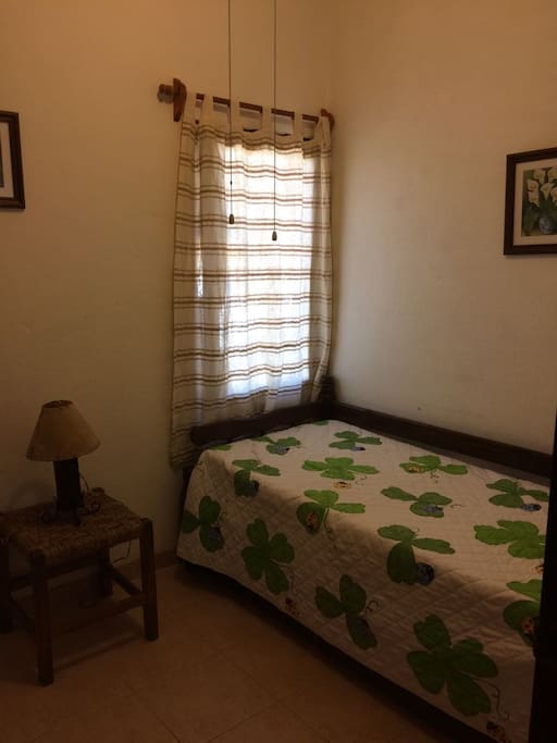 Dormitorio al medio con cama marinera y abertura con postigo de madera que le brinda seguridad y oscuridad a l mañana, cuenta con ventilador de techo.