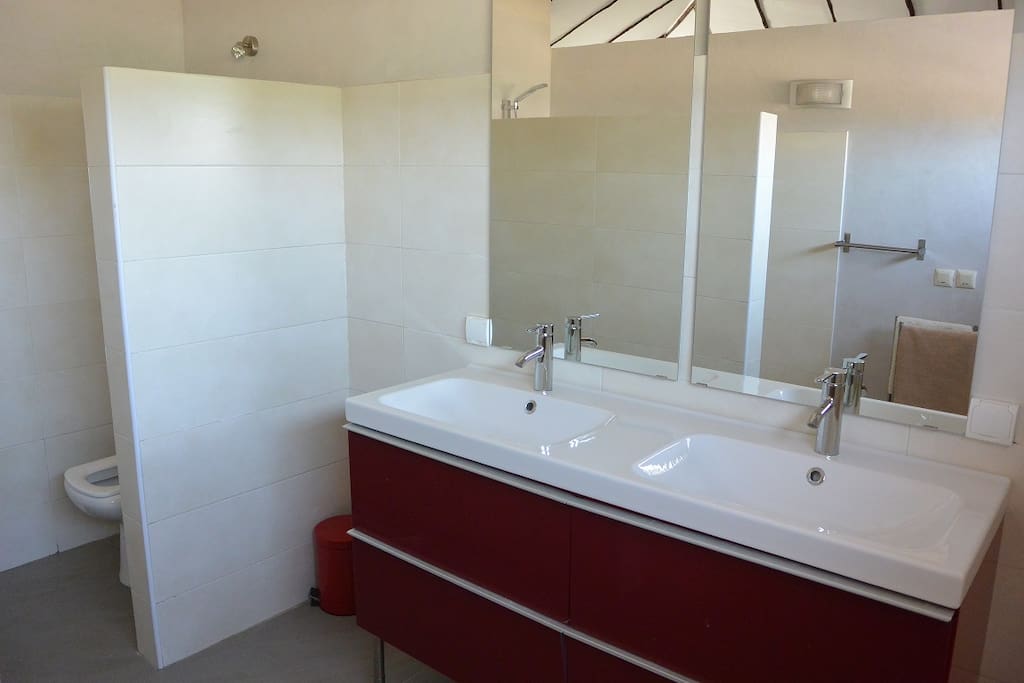 4 salle de bain avec douche et toilette et double évier