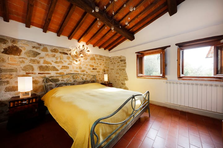 O quarto principal dos pais com cama queen size 
bem mobiliado