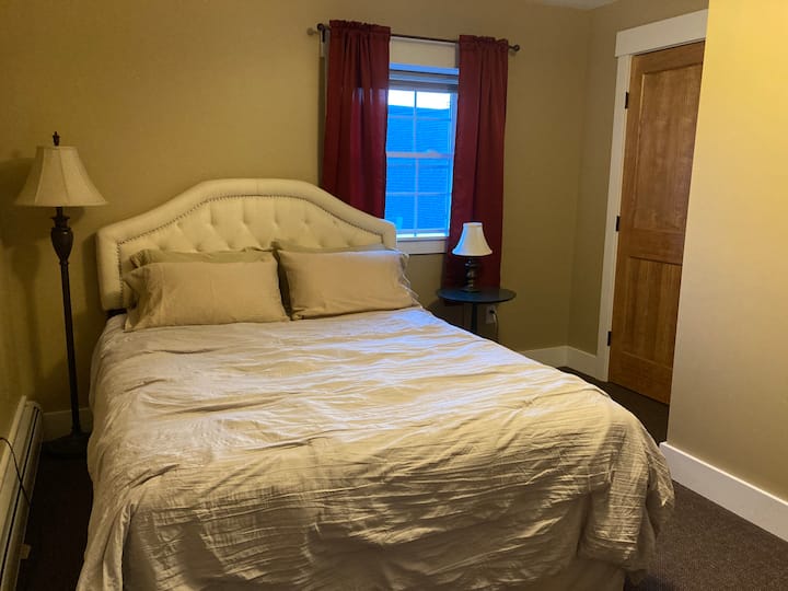 חדר שינה עם מיטה זוגית רחבה