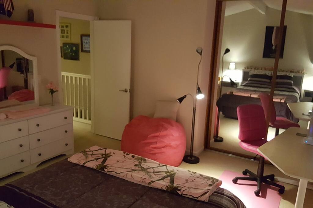 Private Guest Bedroom - entrance doorway