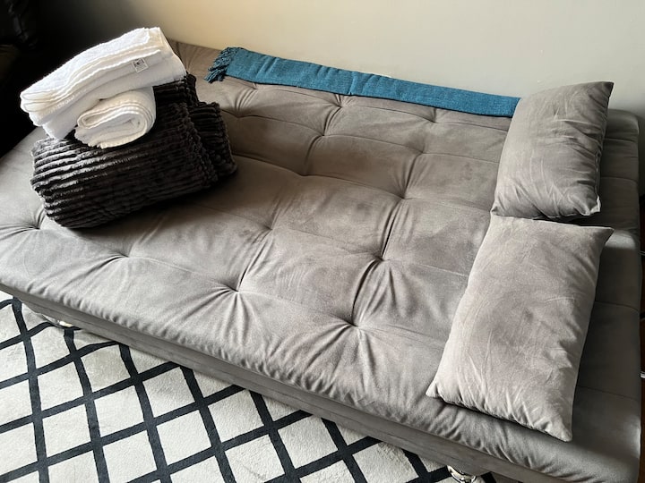 Sofá cama doble, cómodo para 2 personas con TV y aire acondicionado.