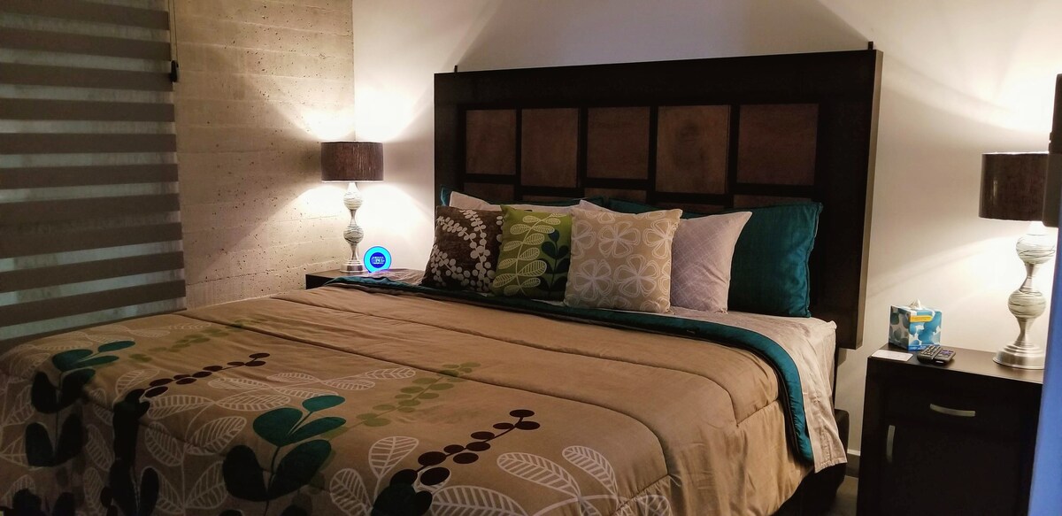 غرفة النوم الرئيسية سرير بحجم كينغ مع مرتبة عالية الجودة/وسائد مريحة ومصابيح خفيفة تعمل باللمس ، ساعة إنذار مع أصوات مريحة ومنفذ شحن 