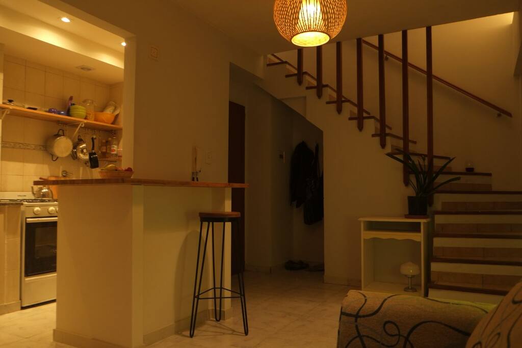 el living comedor con escalera