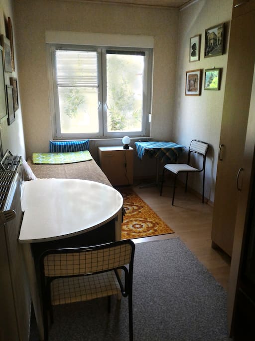 Liege, Kleiderschrank+Miniküche
