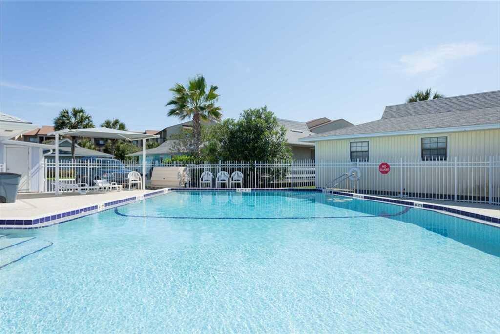 You're just steps from Surf Crest Village's private pool - At Sea Urchin cottage, you're just steps from Surf Crest Village's pri