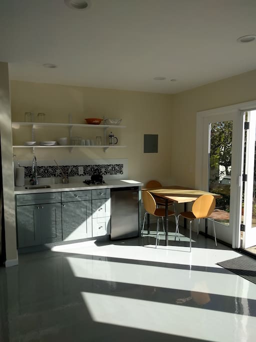 Kitchenette with table and chairs (table can be moved as desired)