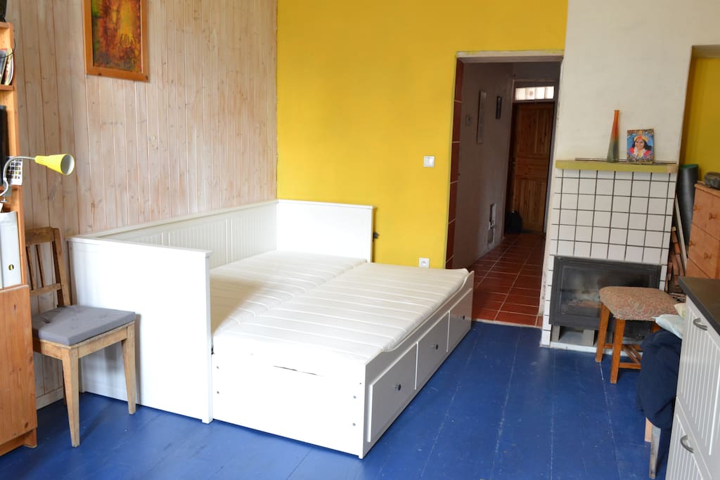room downstairs - kitchen with sleeping couch/ spodní pokoj - kuchyň s možností přistýlky