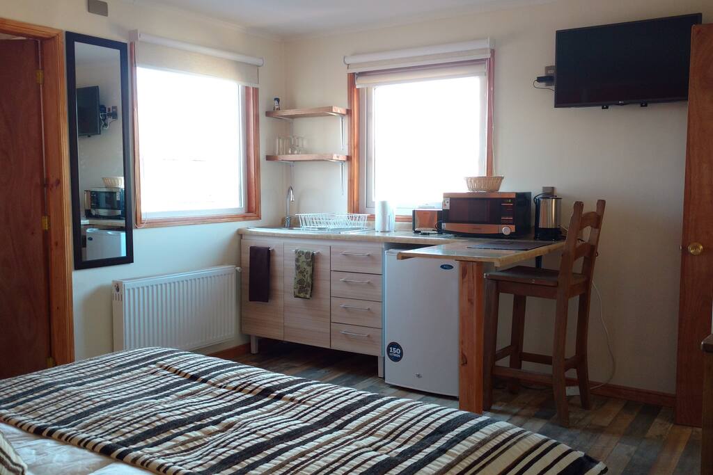 Kitchenette con microondas, tostador, hervidor y frigo bar. Loza para dos personas.