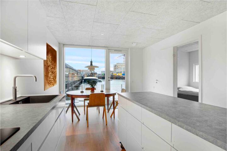 Modern houseboat – In the quiet part of downtown gallery image 5