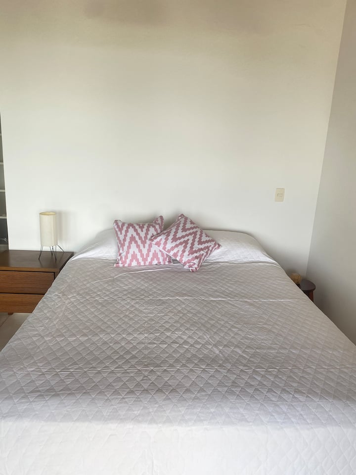 סוויטת יוקרה מעולה - מיטת קווין סייז, מיטת יחיד נוספת, מיזוג אוויר, ארון מובנה ומרפסת עם נוף לים