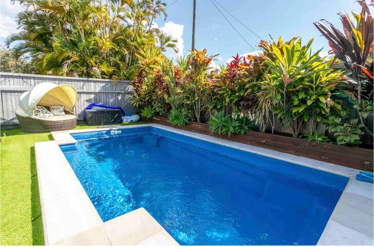Noosa living, luxury 4 brm home – pool & cinema gallery image 2