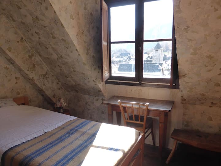 Chambre mansardée au 3è étage, vue sur le village