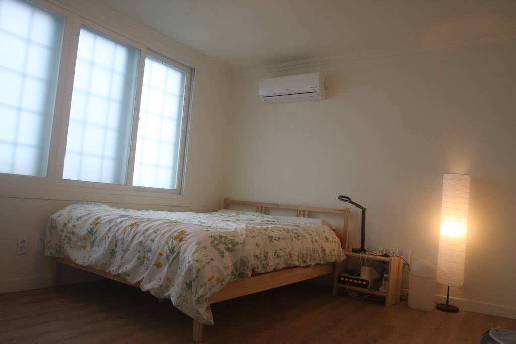 퀸침대와 햇빛 가득한 창이 있는 큰방입니다. 새소리를 들으며 아침을 맞이할수 있어요~~