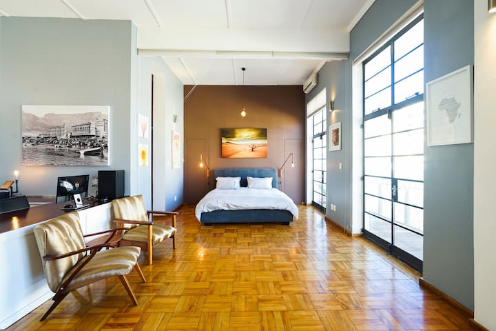 Central Penthouse Loft Apartment with Full Balcony gallery image 2