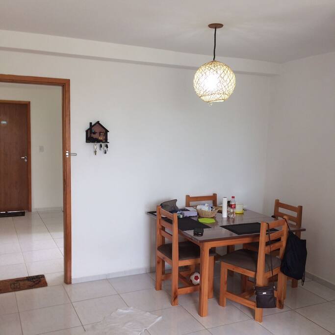 Mesa para refeições e estudo