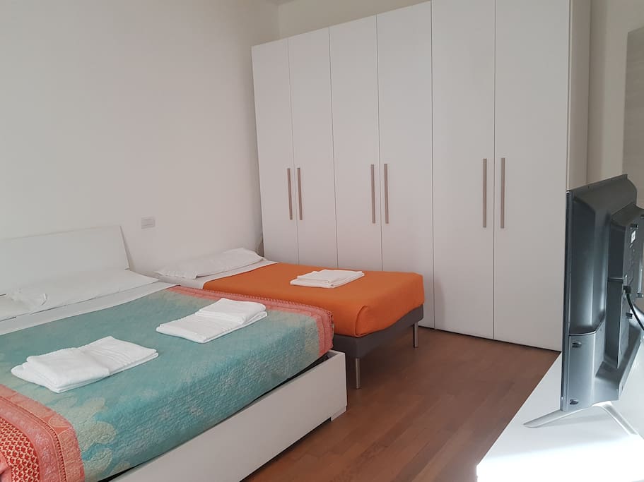 bedroom with double bed and single bed