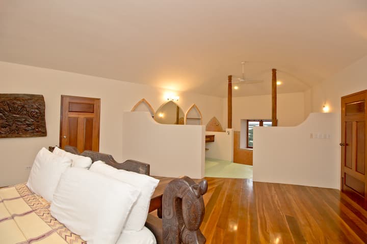 غرفة نوم رئيسية في الطابق الثالث مع جناح داخلي كبير جدًا. 