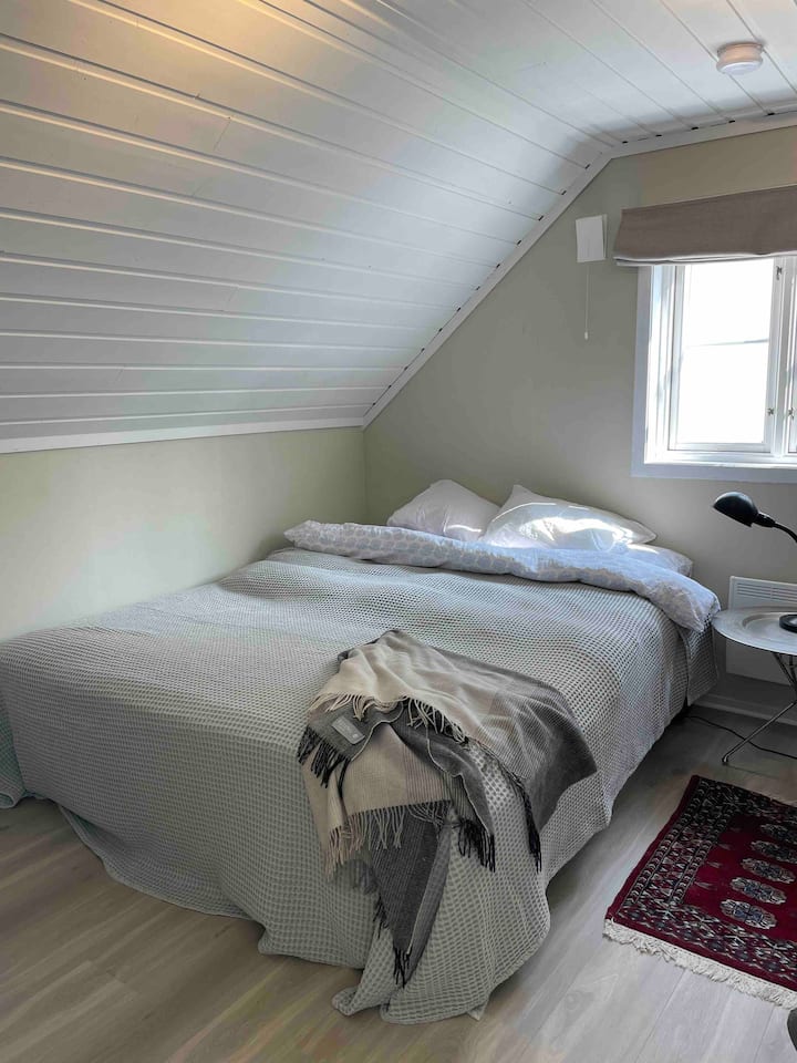 Dhomë gjumi 2 në katin e 2-të. Dhoma e gjumit ka dy krevate. 1x180 dhe 1x120