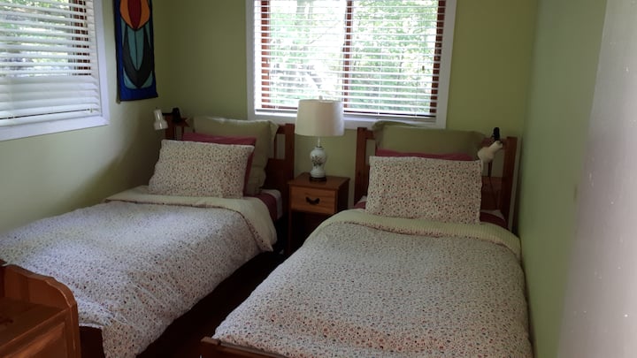 Dormitorio con dos camas