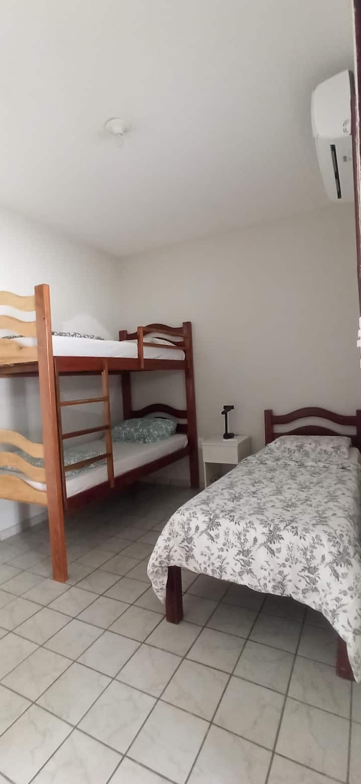 Chumba cha 4 cha kulala:  Chumba cha kulala chenye kitanda 1 cha ghorofa + kitanda 1 cha mtu mmoja. Bafu karibu na mlango wa chumba cha kulala