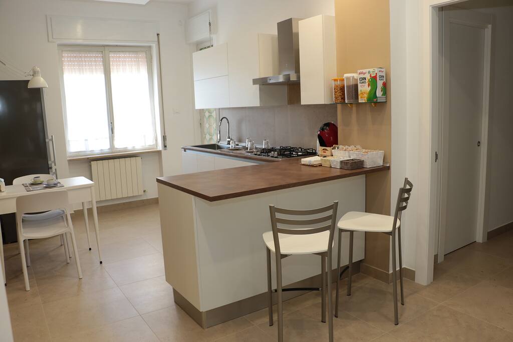 Cucina con ingresso nella zona notte.
