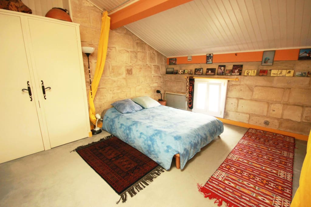 Chambre à l'étage au calme avec vue.