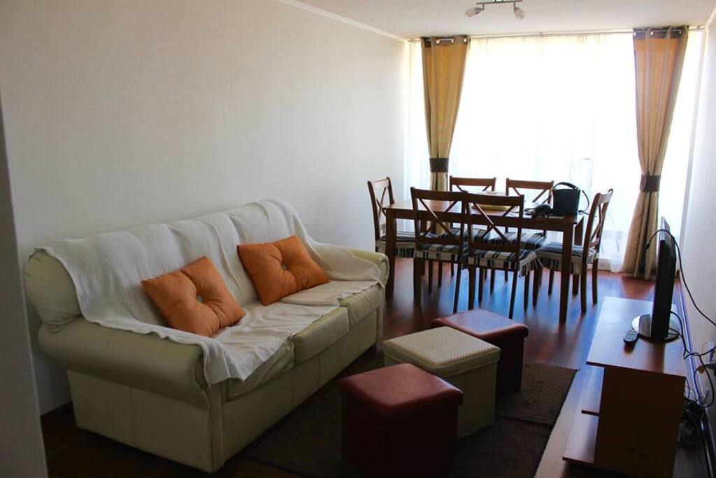 Espacioso Living comedor con vista a la bahía