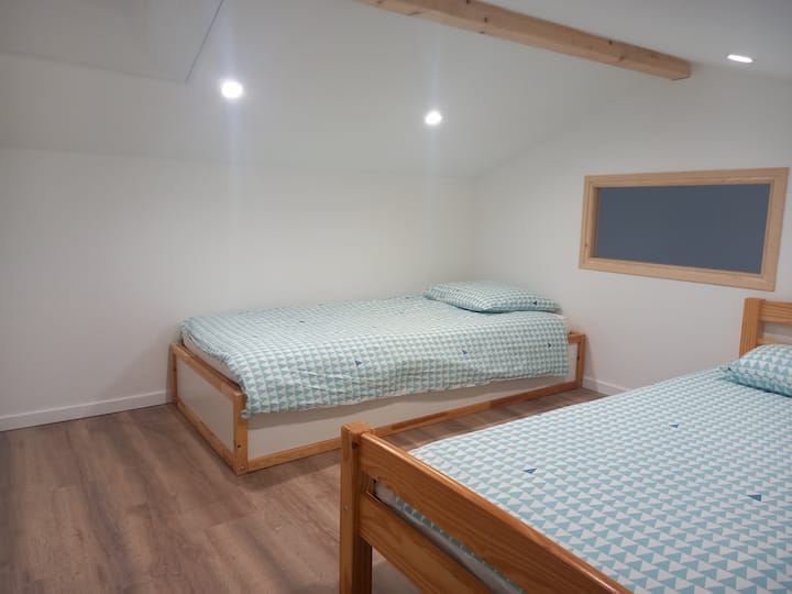 Medziposchodie: prístup zo spálne 2 s 2 detskými lôžkami s dĺžkou 90 cm.
Pozor: nízka výška stropu (1,35 m na najnižšom a 1,75 m na najvyššom mieste).
Táto izba je vhodnejšia pre deti.