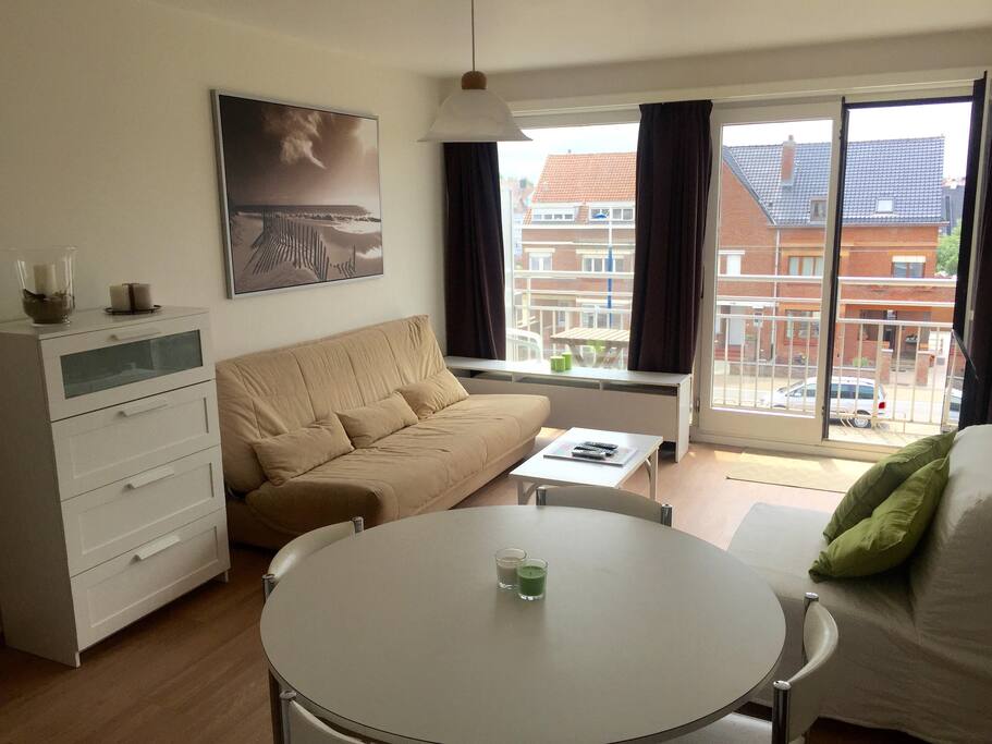 Pièce principale sous un autre angle avec vue sur la table et le balcon