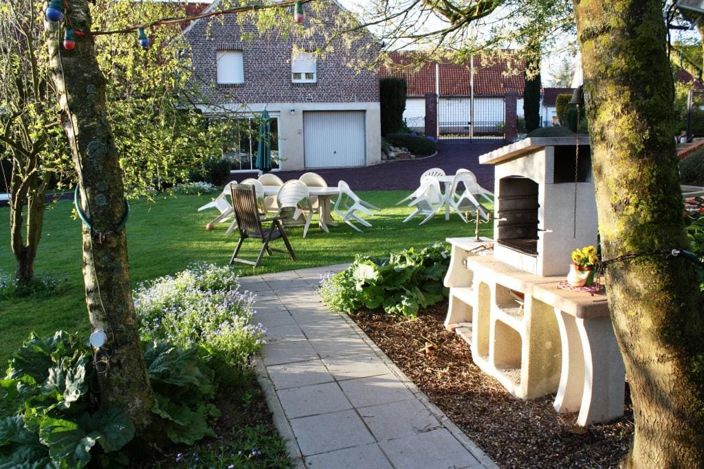 Coin barbecue et hamacs près du salon de jardin