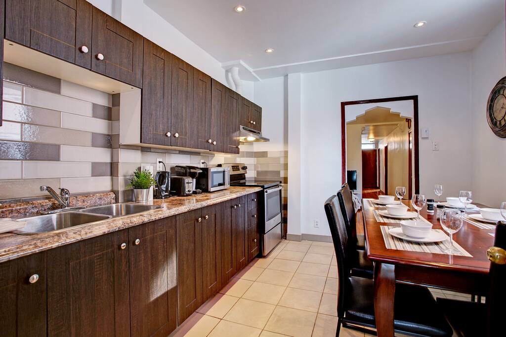 Perfect place for large group looking to enjoy the best parts of Montreal. The host was prompt in his communication and addressed our concerns about check in right away. The parking spot behind the property was very convenient as well.