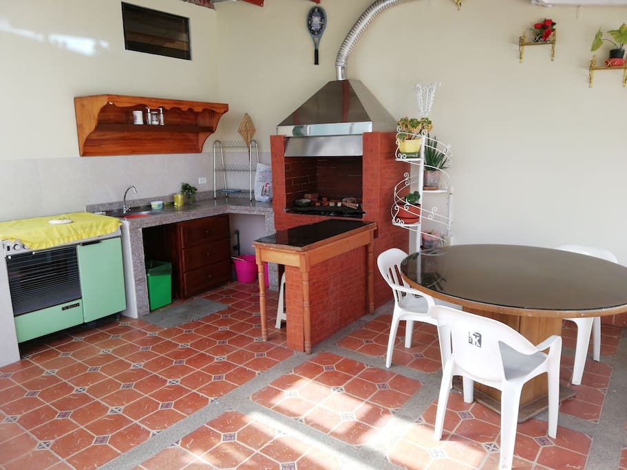 Cocina y Asadero BBQ con su mesa de comedor