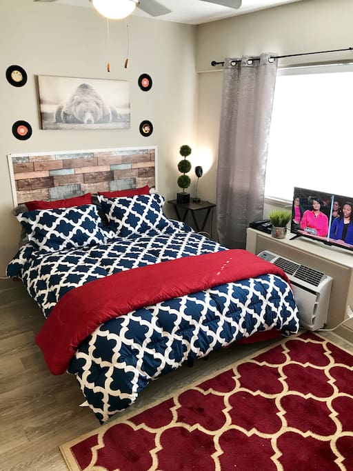 Super comfy memory foam queen mattress and bed!