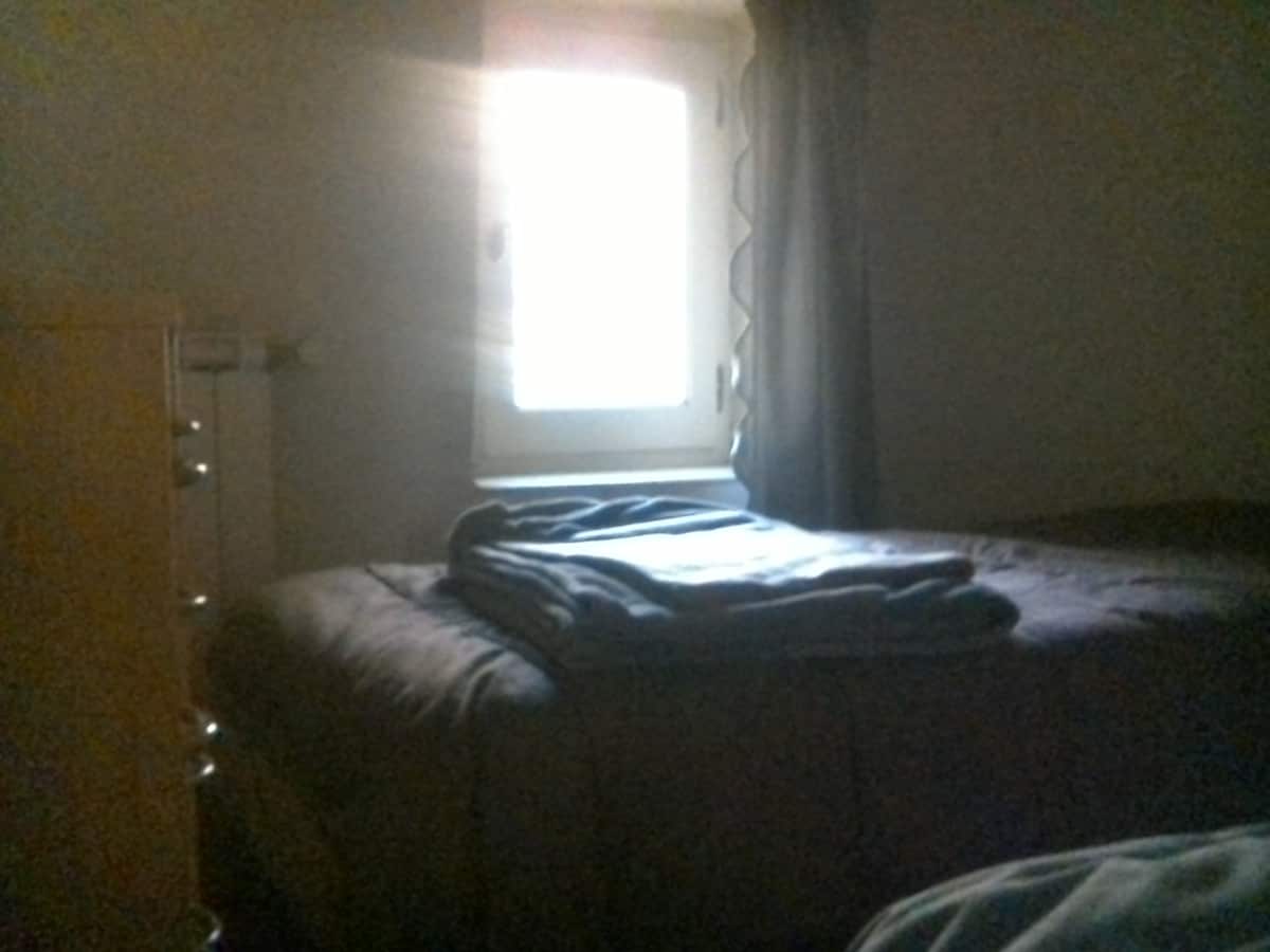 El dormitorio  en el fondo del pasillo: 2 camas individuales o 1 cama doble 160-190