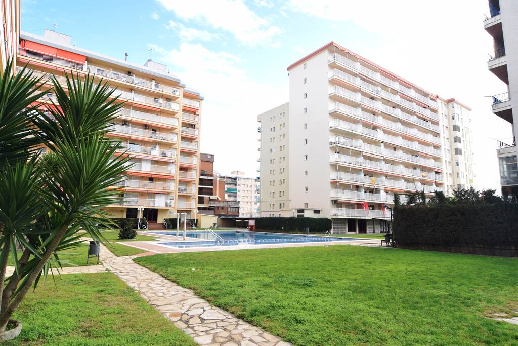 Piscina y jardín comunitario