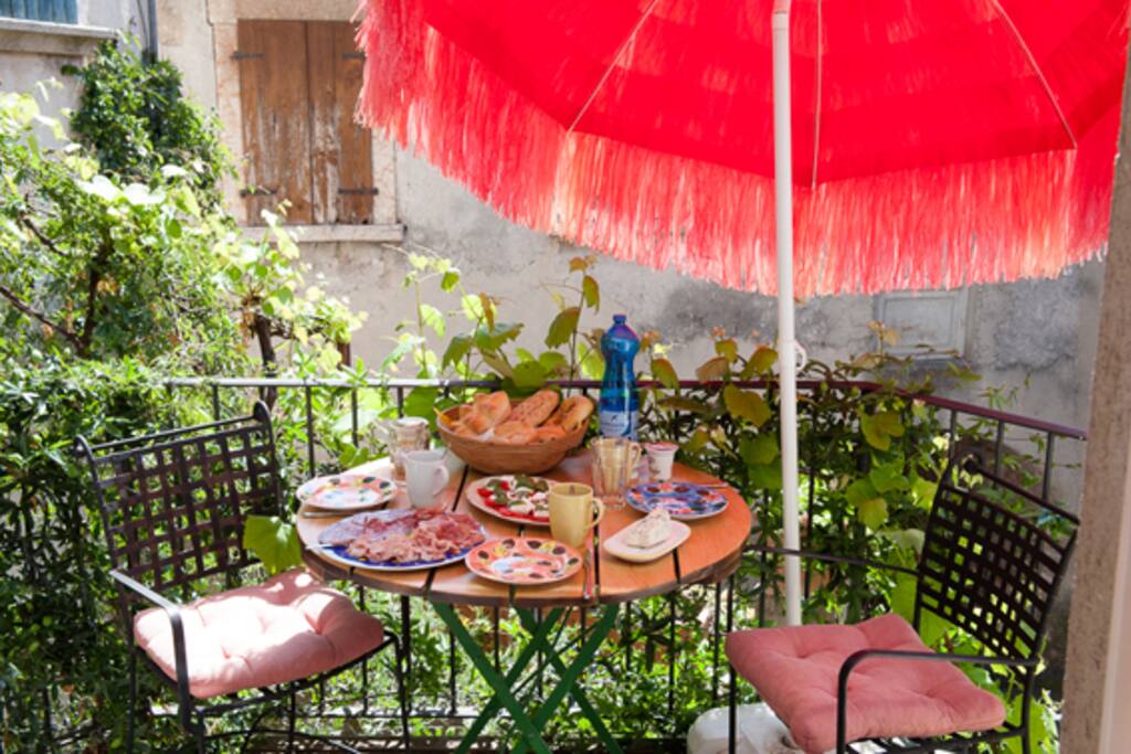 Frühstück auf dem kleinen Balkon