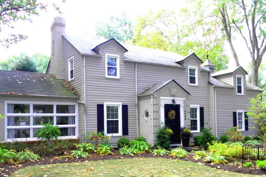 Darlington Manor. Large home with King size bed and private bath located just 1 mile from Canton Pro Football Hall of Fame. First floor has a Living room, family room, sun room, music room, dinning room, LARGE center island kitchen, foyer entrance, 1/2 bath, and patio.