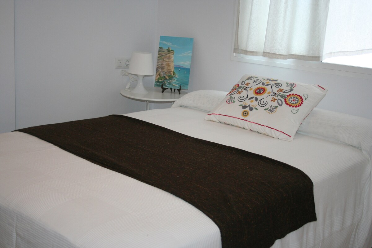 Habitación con cama de matrimonio