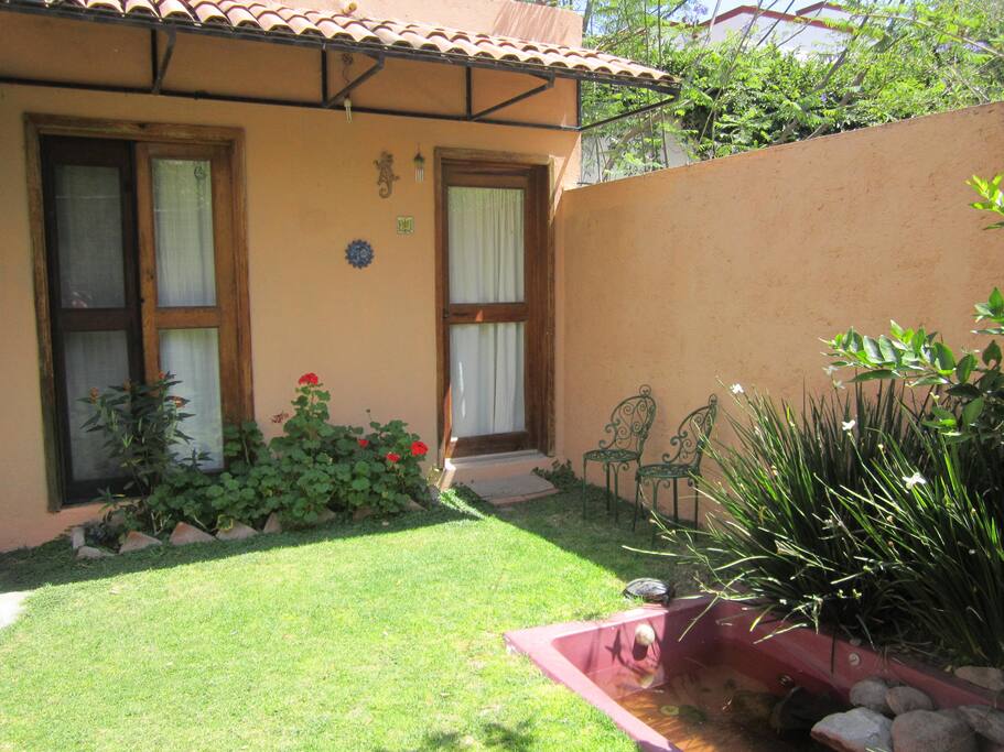 Jardín trasero y entrada a la habitación
