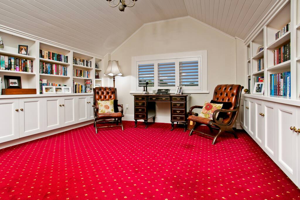 Sitting room library.