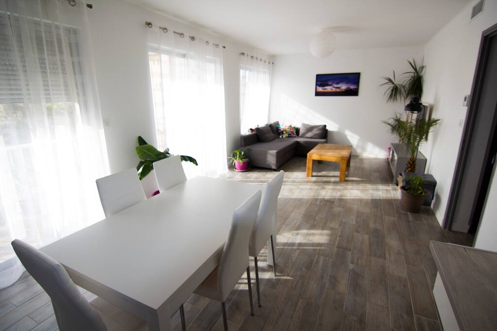 Salon: Table à manger