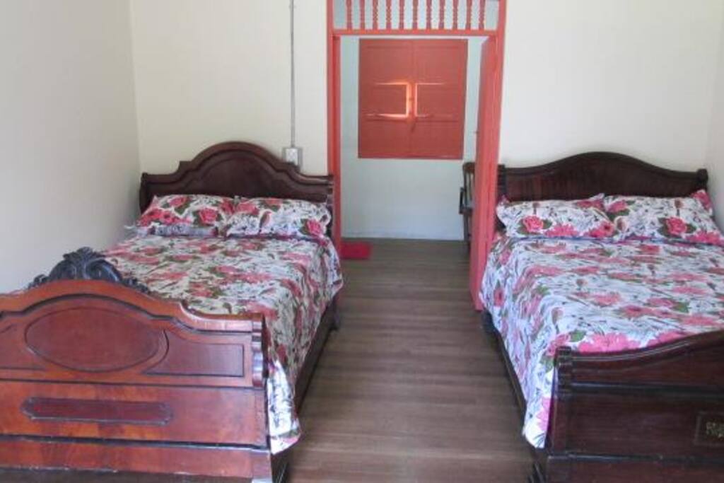Habitación con 5 camas, ideal para grupos y familias. Baño privado.