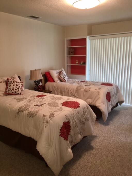 Guest Bedroom - 2 Twin Beds