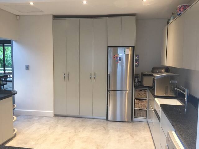 Stunning home in Upper Constantia Cape Town gallery image 5