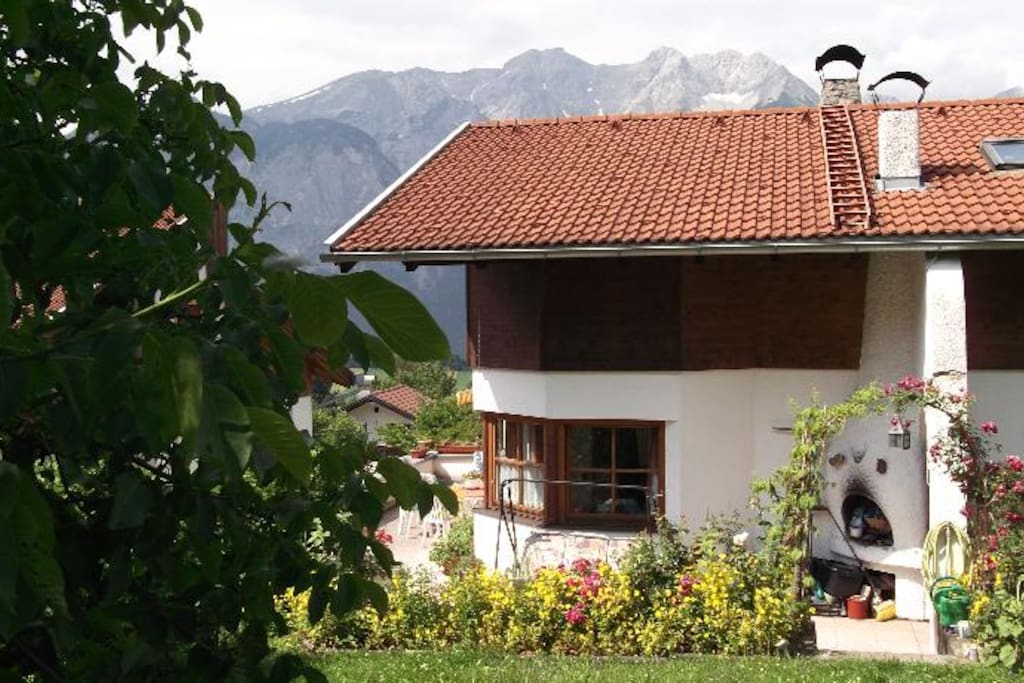 Haus with mountains in the background