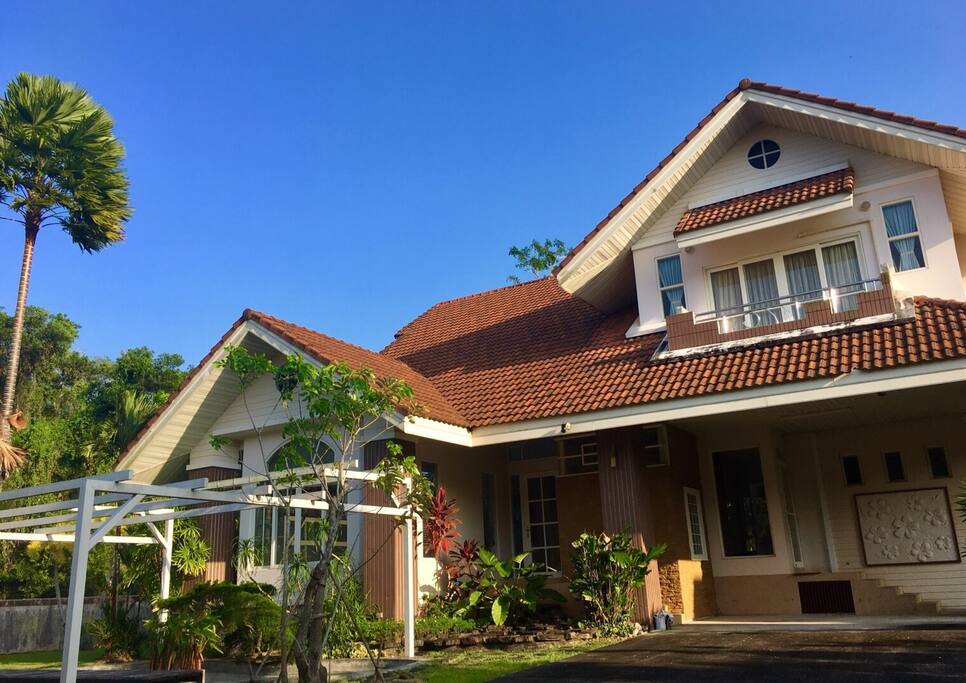 Sigle house with the small river in the backyard.
We have 3 bed room ,3 bathroom ,1 living room and kitchen.
