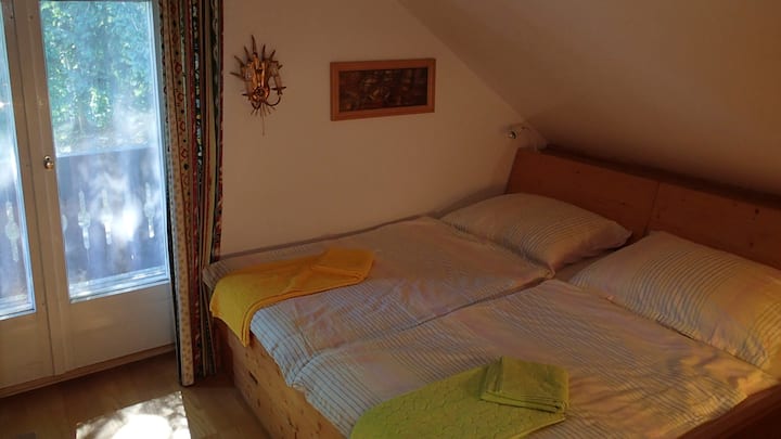 Chumba maradufu kwenye upande wa msitu (kilicho na roshani na mwonekano wa ziwa) sakafu ya 1